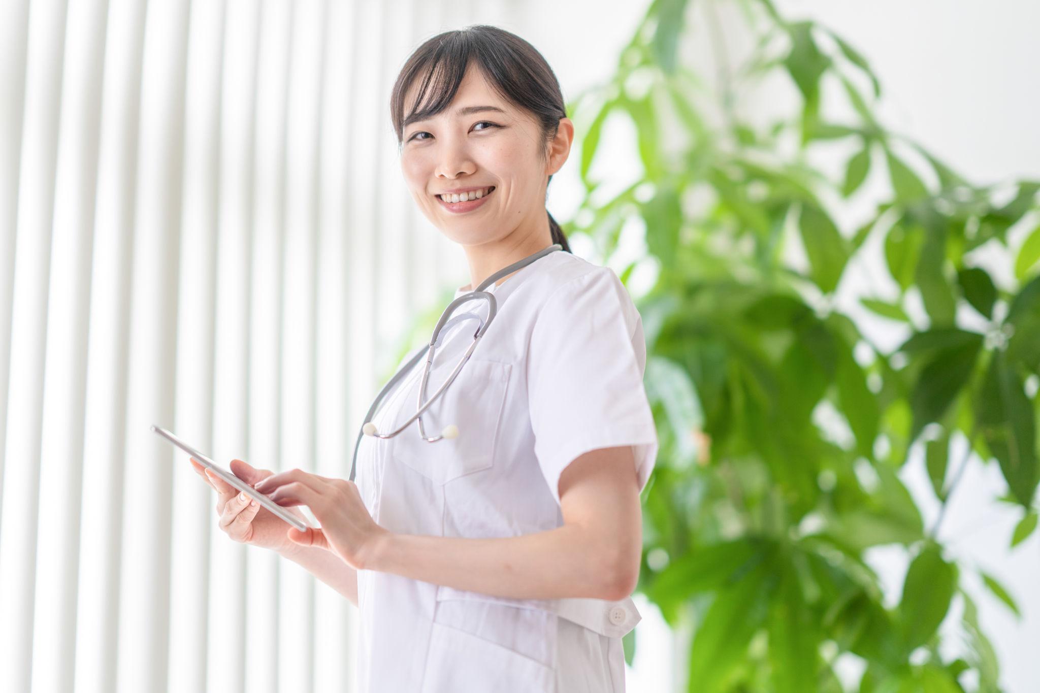 スマートフォンで求人を確認する看護師